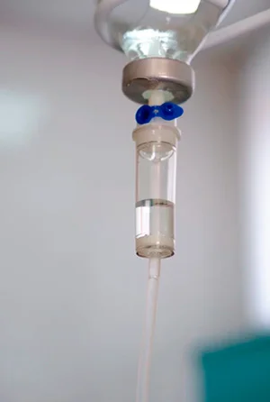 Капельница в больничной палате